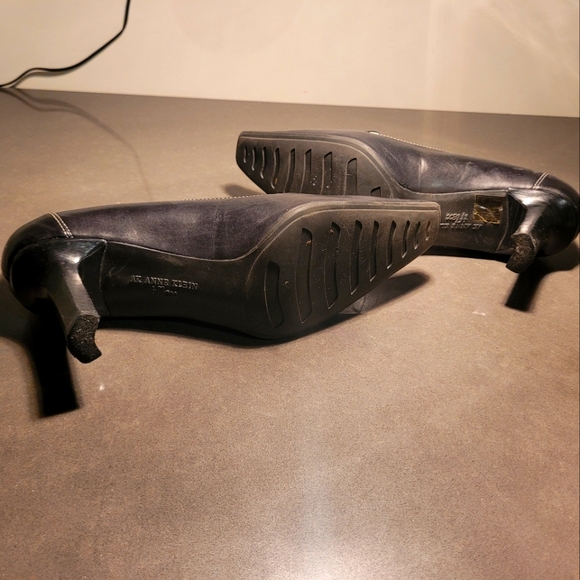 Anne Klein black leather heels size 9m - Picture 5 of 12